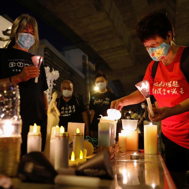 Faute de défilé, des habitants de Hong Kong préparent une veillée aux chandelles pour commémorer le 31ème anniversaire du massacre de la place Tian'anmen [Reuters - Tyrone Siu]