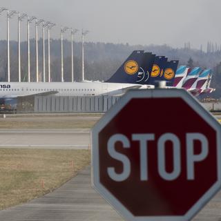 Des avions de la flotte de Lufthansa cloués au sol à l'aéroport de Munich. [Keystone - Vasco Garcia]