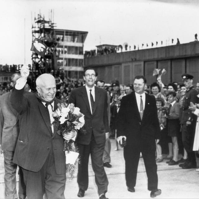 Le Premier ministre soviétique Nikita Khrouchtchev à son arrivée à l'aéroport de Schoenefeld à Berlin-Est, le 19 mai 1960. [Keystone]