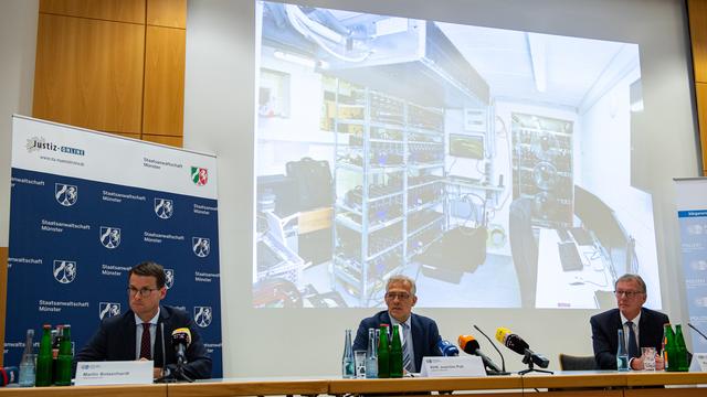 L'accusé principal est un homme de 27 ans originaire de Münster, travaillant dans une ferme et passionné d'informatique. Des disques durs contenant jusqu'à 500 térabytes de données, y compris des vidéos et des photos ont été saisis dans sa cave. [Keystone/DPA - Guido Kirchner]