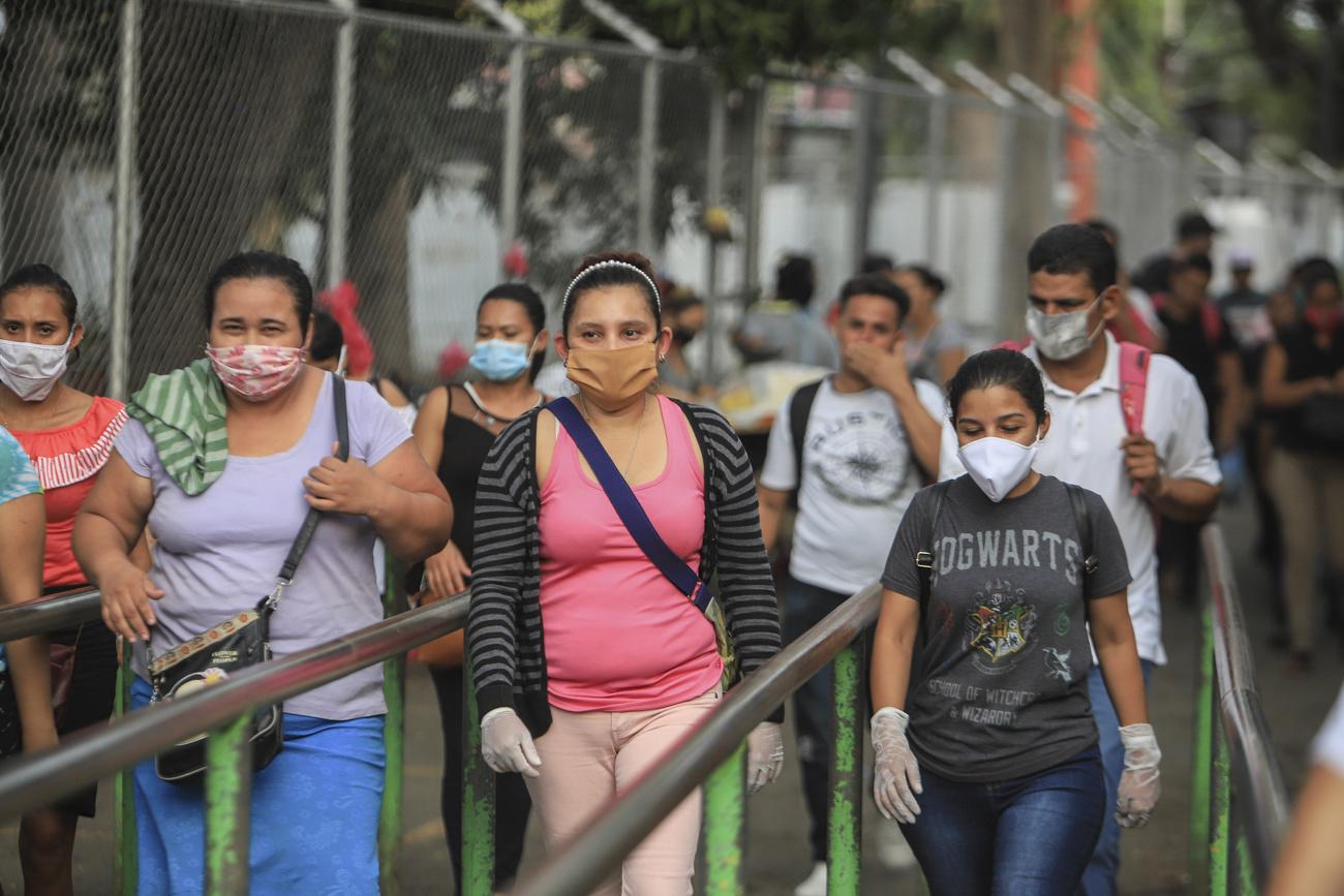 Des ouvrières et des ouvriers sortent du travail à Managua, au Nicaragua, le 11 mai 2020. [Keystone - Alfredo Zuniga]