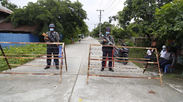 Des policiers armés dans l'Etat de Rakhine en Birmanie. [Keystone/EPA - Nyunt Win]