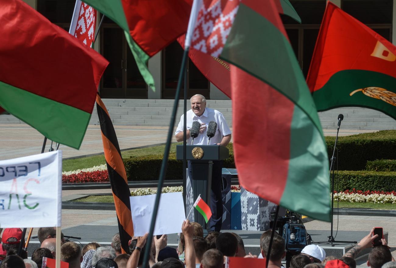 Fortement contesté, le président biélorusse Alexandre Loukachenko a appelé ses soutiens à défendre l'indépendance du pays. [EPA - YAUHEN YERCHAK]