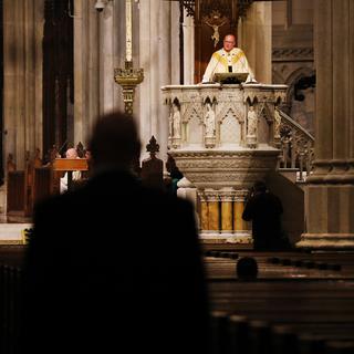 Célébration de la messe du dimanche de Pâques dans une cathédrale presque vide en raison de l'épidémie de coronavirus. [AFP - Spencer Platt / Getty Images]