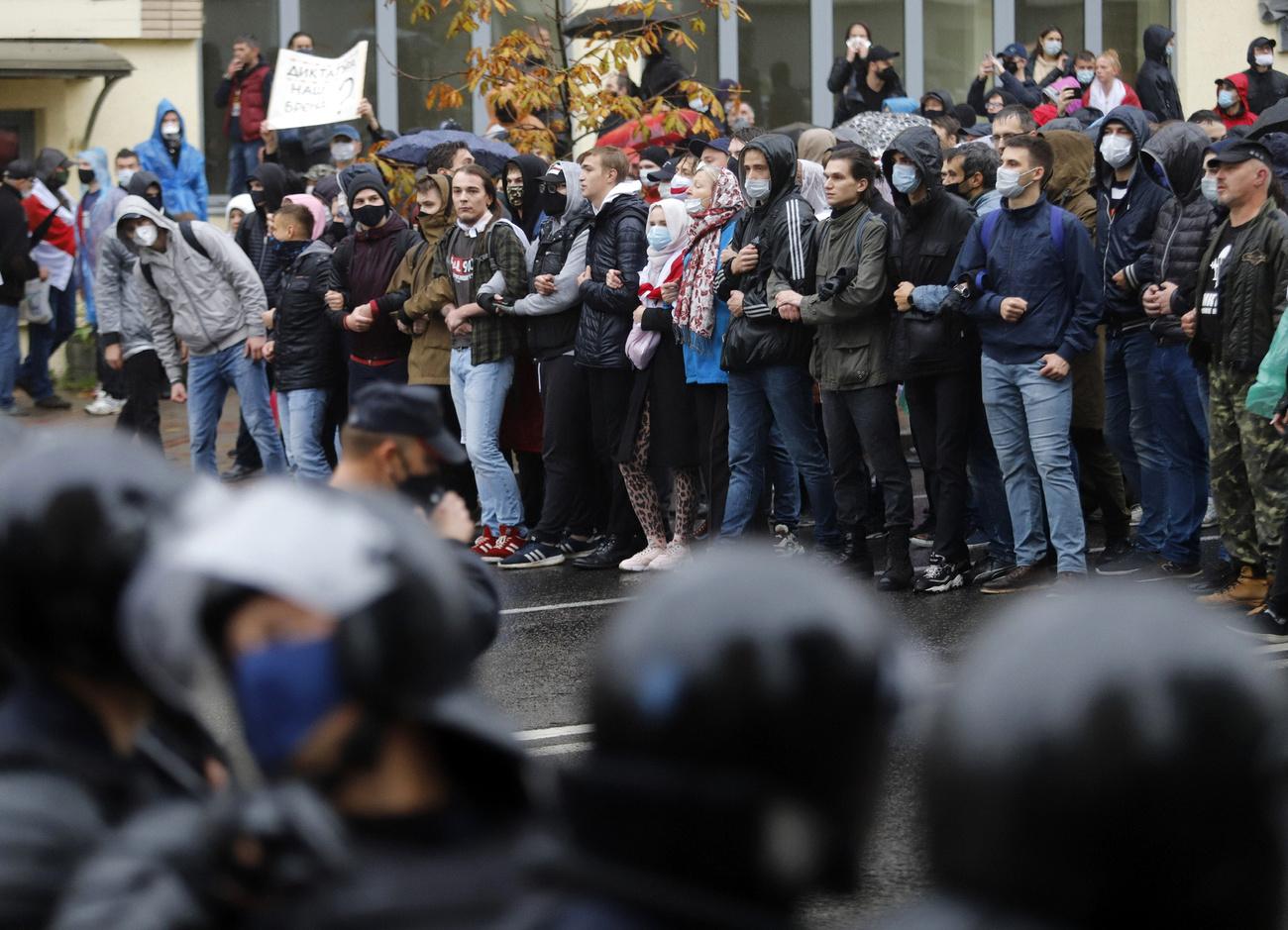 Des partisants de l'opposition bloquent une rue durant une manifestation contestant les résultats officiels de l'élection présidentielle. Minsk, Bélarussie, le 11 octobre 2020. [Keystone - AP Photo]