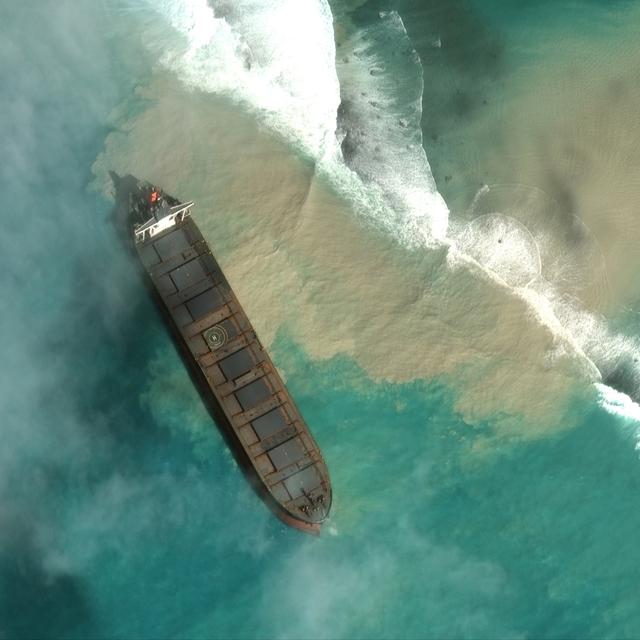 Echoué sur un récif de l'île Maurice depuis le 25 juillet, le navire de transport a commencé à s'affaisser sur l'arrière et à prendre l'eau. [Keystone - SATELLITE IMAGE 2020 MAXAR TECHNOLOGIES]