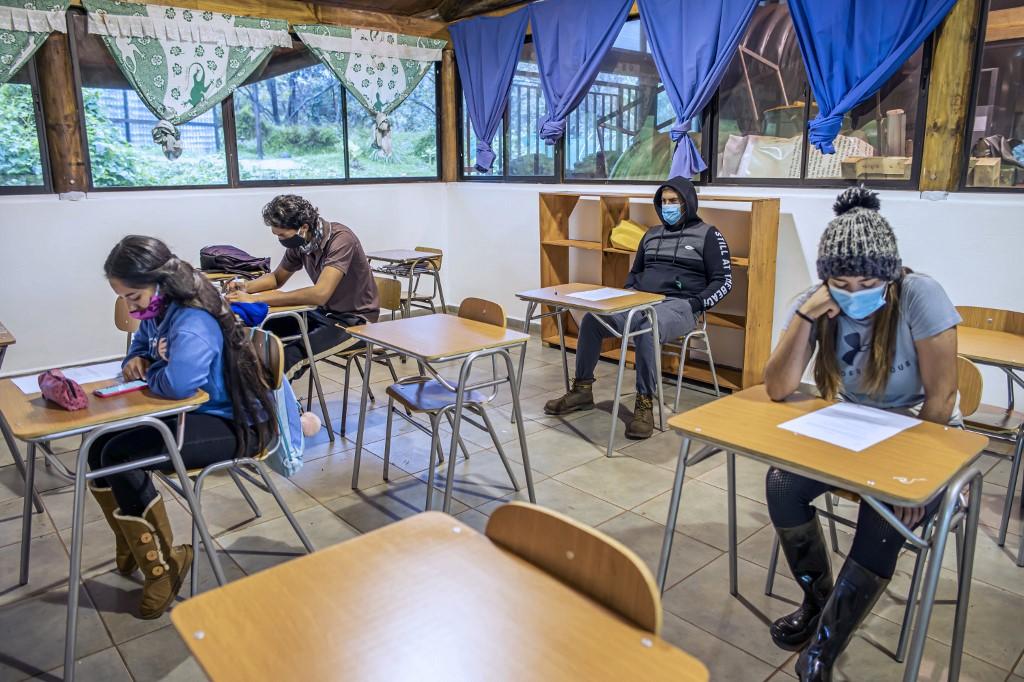 Des étudiants à Hanga Roa, sur l'île de Pâques, à 3700 kilomètres des côtes chiliennes, dans l'Océan Pacifique, le 1er juillet 2020. [AFP - Miguel Carrasco]