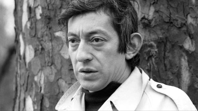 Serge Gainsbourg au bois de Boulogne pour l'émission "Entrez dans la confidence". [Ina via AFP - Daniel Lefevre]