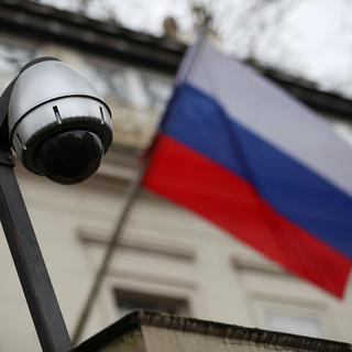 Drapeau russe devant la section consulaire de l'ambassade russe à Londres. [Reuters - Hannah McKay]