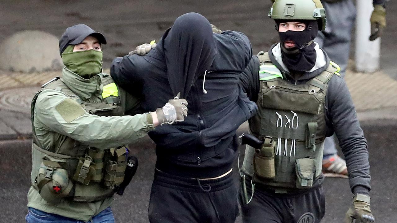 Des forces de l'ordre emmènent un manifestant lors de la marche de contestation du 8 novembre à Minsk. [Stringer / AFP]