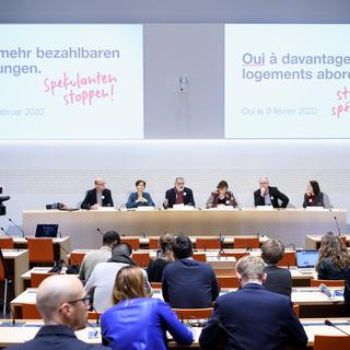 La conférence de presse du comité d'initiative pour davantage de logements abordables, ce 7 janvier 2020 à Berne. [Keystone - Anthony Anex]