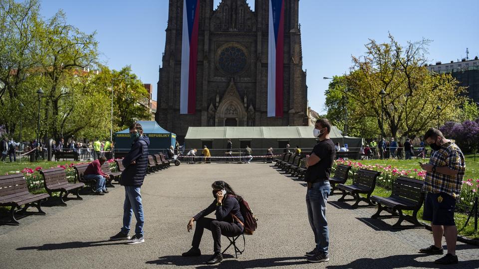 Des Tchèques font la queue pour se faire tester au Covid-19 le 23 avril à Prague, alors que le pays a annoncé un plan inédit de déconfinement. [AFP - Michal Cizek]