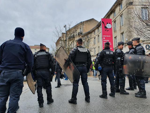 La visite du président français Emmanuel Macron au 47e festival international de bande dessinée d’Angoulême, le 30 janvier 2020, a donné lieu à un imposant déploiement policier. [RTS - Didier Charlet]