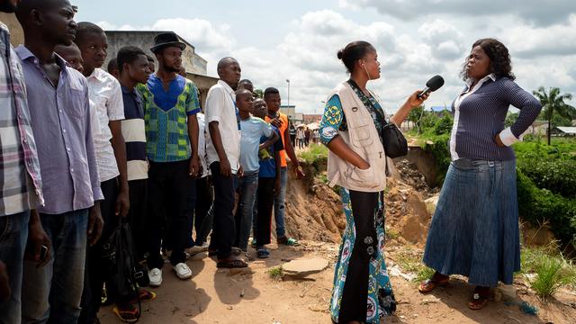 Journaliste du programme radiophonique Ngoma Wa Kasaï, créé par la Fondation Hirondelle en RDC, en reportage à Kananga. [Fondation Hirondelle - Gwenn Dubourthoumieu]