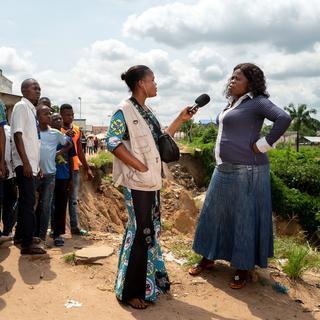 Journaliste du programme radiophonique Ngoma Wa Kasaï, créé par la Fondation Hirondelle en RDC, en reportage à Kananga. [Fondation Hirondelle - Gwenn Dubourthoumieu]