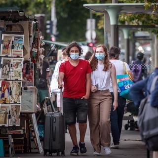 De plus en plus de villes françaises imposent le masque à l'extérieur. [Keystone - Christophe Petit Tesson]
