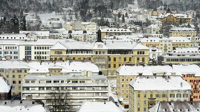 Les toits couverts de neige de la ville de La Chaux-de-Fonds (février 2015). [Keystone - Laurent Gilleron]