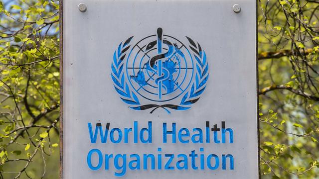 Le logo de l'Organisation mondiale de la santé devant son siège à Genève. [Keystone - Martial Trezzini]