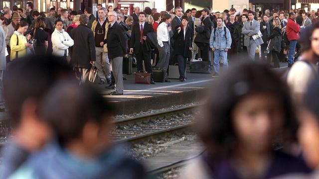 Dès l'année prochaine, les usagers du rail pourront se faire rembourser en cas de retard de plus d'une heure. [KEYSTONE - Laurent Gillieron]