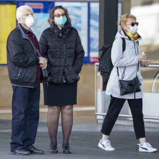 Des personnes portent des masques à Genève. [Keystone - Salvatore Di Nolfi]