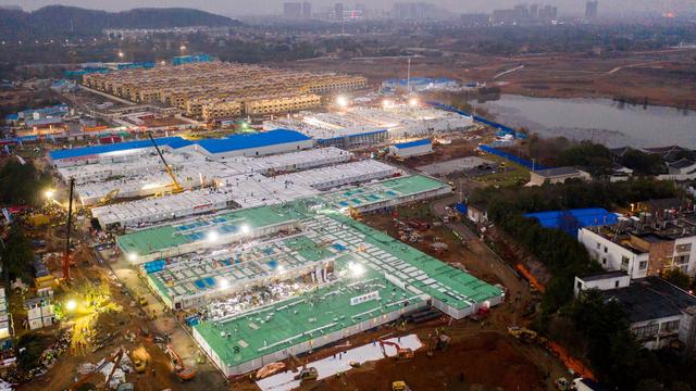 Une vue aérienne de l'hôpital d'urgence construit en 10 jours à Wuhan. [Keystone - EPA/YFC]