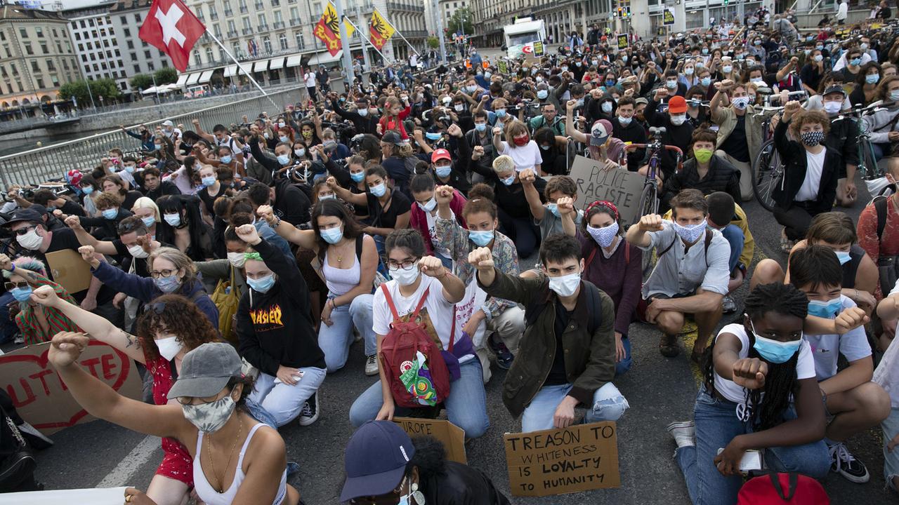 Quelque 2000 personnes ont manifesté contre le racisme à Genève. [KEYSTONE - Salvatore Di Nolfi]