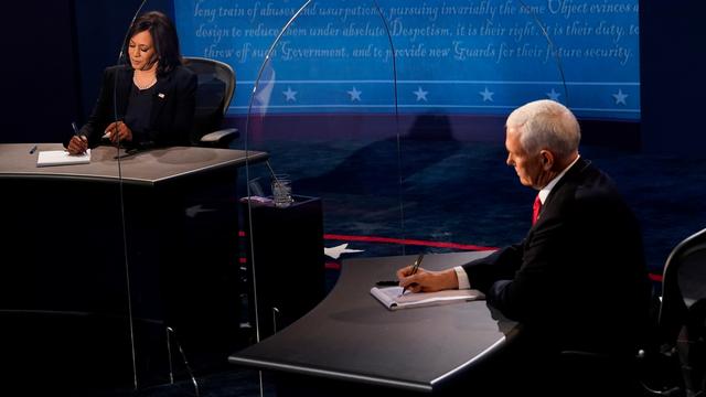 Pour leur unique débat avant la présidentielle de novembre, la sénatrice démocrate Kamala Harris et l'actuel vice-président Mike Pence étaient séparés par des parois en plexiglas. [Morry Gash]