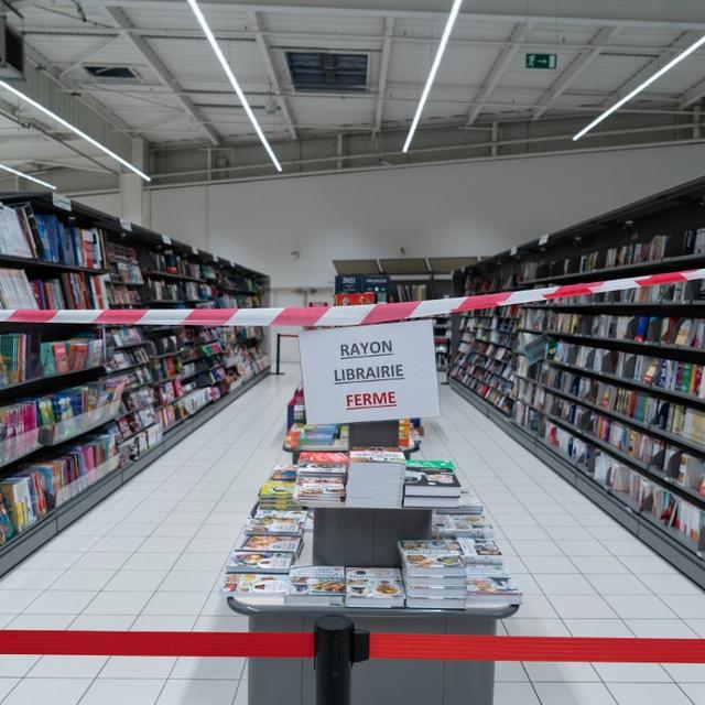 Le rayon librairie d'un supermarché fermé, à la suite des mesures de reconfinement prises par le gouvernement français, le 31 octobre 2020 à Grezieu-la-Varenne. [AFP - Sébastien Rieussec]