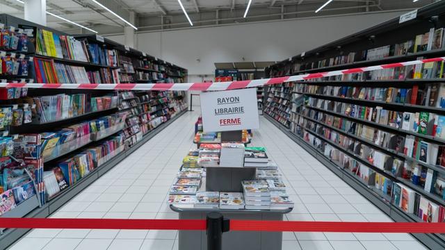 Le rayon librairie d'un supermarché fermé, à la suite des mesures de reconfinement prises par le gouvernement français, le 31 octobre 2020 à Grezieu-la-Varenne. [AFP - Sébastien Rieussec]