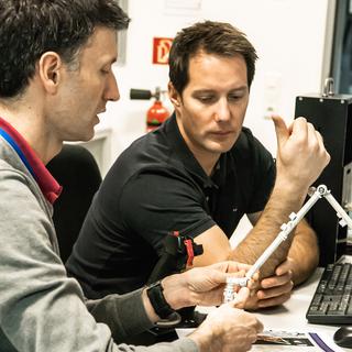 Lionel Ferra et Thomas Pesquet lors d'un entraînement début mars 2020, avant l'application des mesures sanitaires liées à l'épidémie de COVID-19.
ESA [ESA]