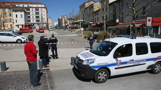 Des policiers déployés à Romans-sur-Isère. [AFP - Nicolas Guyonnet / Hans Lucas]