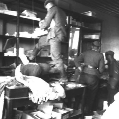 Soldats allemands occupés à piller un magasin grec en avril 1941 durant la Grande Famine causée par l'occupation de la Grèce (1941-1944), au cours de la Seconde Guerre mondiale. La population souffrit des pillages perpétrés à grande échelle par les forces de l'Axe et le taux de mortalité atteignit un pic au cours de l'hiver 1941-1942. A partir de l'été 1942, la Croix-Rouge internationale put distribuer des denrées en quantité suffisante. [Das Bundesarchiv]