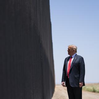 Le président américain Donald Trump devant une section du mur entre les USA et le Mexique. [Keystone/AP Photo - Evan Vucci]