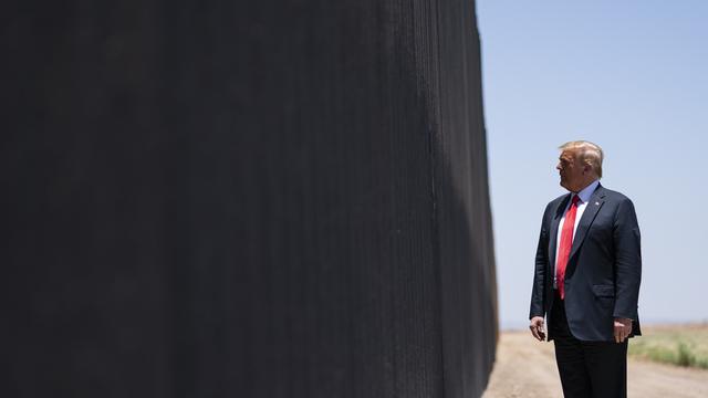 Le président américain Donald Trump devant une section du mur entre les USA et le Mexique. [Keystone/AP Photo - Evan Vucci]