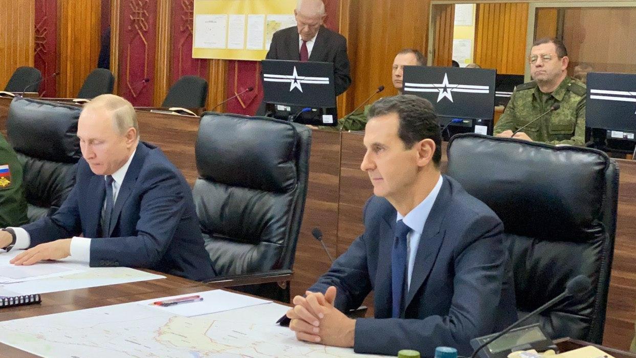 Vladimir Poutine (gauche) et Bachar al-Assad (droite), dans le dans un centre de commandement de l'armée russe à Damas, ce 7 janvier 2020. [EPA - Syrian Presidency Handout]