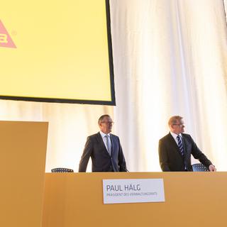 Paul Schuler et Paul Hälg lors de l'assemblée générale de Sika. [Keystone - Patrick Huerlimann]