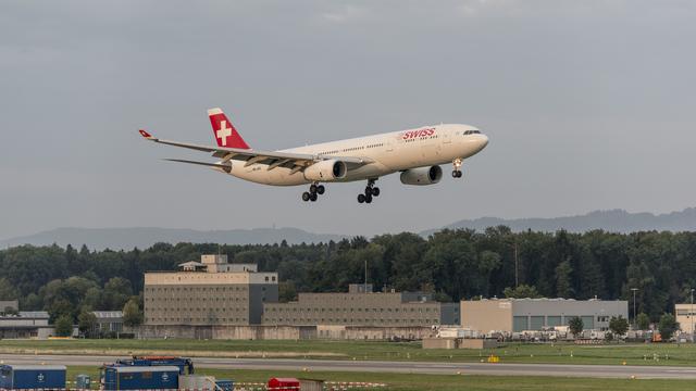 Un A33O de Swiss atterrit à l'aéroport de Zurich Kloten, le 24 juillet 2014 (image d'illustration). [Keystone - Christian Beutler]