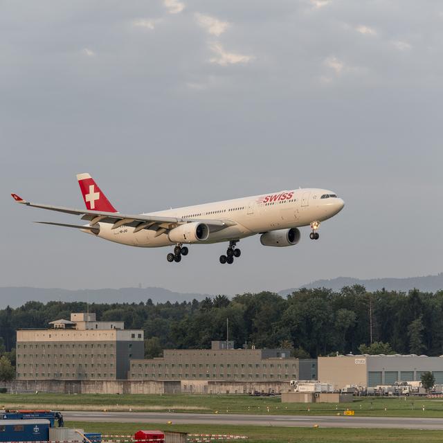 Un A33O de Swiss atterrit à l'aéroport de Zurich Kloten, le 24 juillet 2014 (image d'illustration). [Keystone - Christian Beutler]