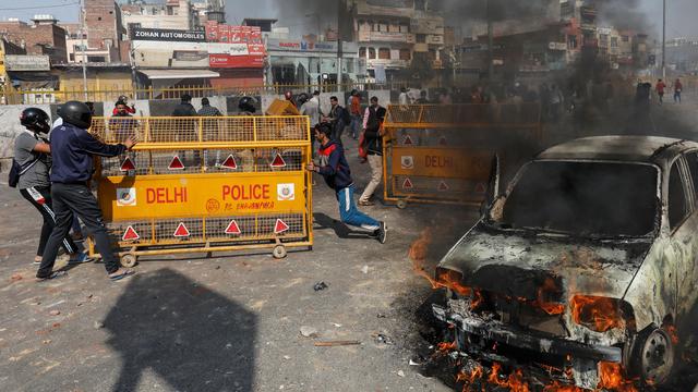 Des activistes hindous durant un affrontement avec la police à New Dehli, le 24 février 2020. [Reuters - Danish Siddiqui]