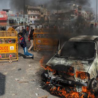 Des activistes hindous durant un affrontement avec la police à New Dehli, le 24 février 2020. [Reuters - Danish Siddiqui]