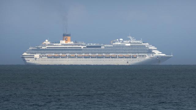 Un bateau de croisière au large de l'entrée du port de Miami en Floride. [Cristobal Herrera]