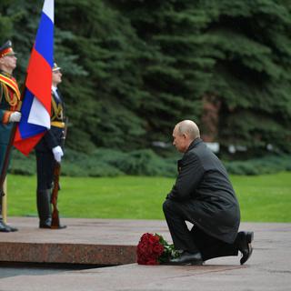 Vladimir Poutine s'agenouille pour rendre hommage aux 27 millions de morts soviétiques lors de la seconde guerre mondiale. [Sputnik/reuters - Alexei Druzhinin]