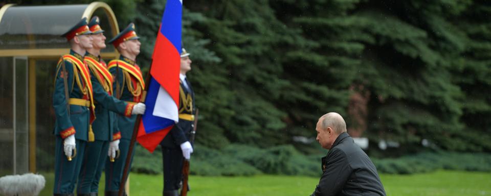 Vladimir Poutine s'agenouille pour rendre hommage aux 27 millions de morts soviétiques lors de la seconde guerre mondiale. [Sputnik/reuters - Alexei Druzhinin]