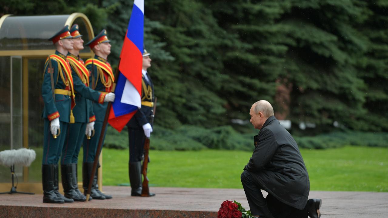 Vladimir Poutine s'agenouille pour rendre hommage aux 27 millions de morts soviétiques lors de la seconde guerre mondiale. [Sputnik/reuters - Alexei Druzhinin]