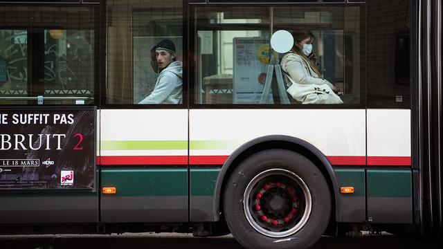 Le respect du port du masque dans les transports suscite de nombreuses tensions (image d'illustration). [Hans Lucas/AFP - Julie Sebadelha]