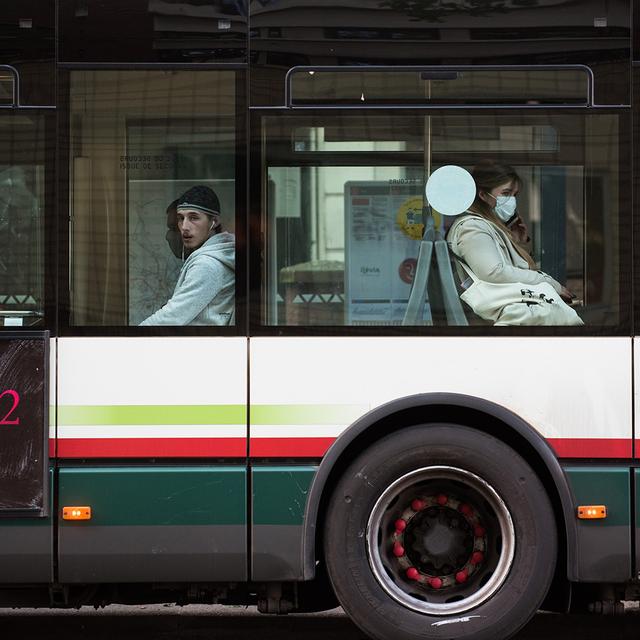 Le respect du port du masque dans les transports suscite de nombreuses tensions (image d'illustration). [Hans Lucas/AFP - Julie Sebadelha]