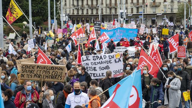 Les fonctionnaires genevois sont à nouveau descendus dans la rue. [Keystone - Martial Trezzini]