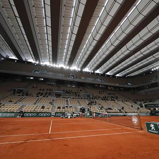Roland Garros s'est muni d'un toit pour son court central. [Keystone - Christophe Ena - AP Photo]