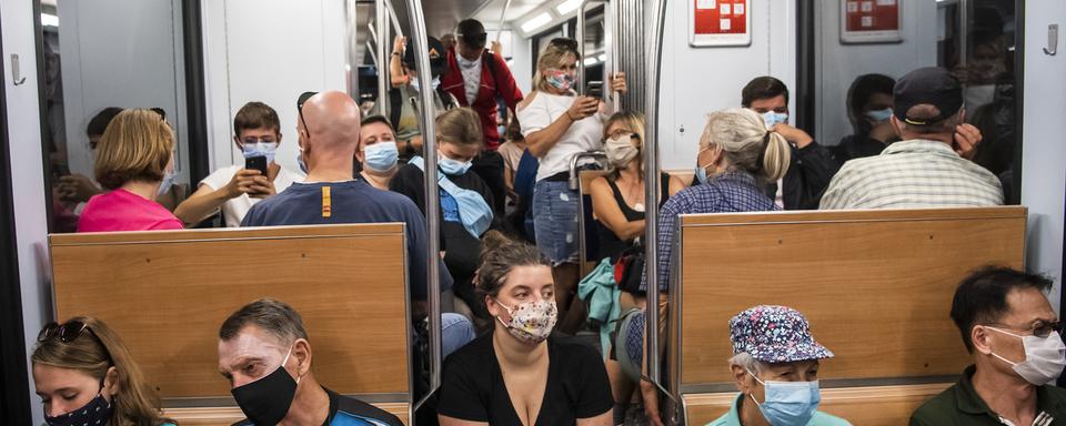 Les Suisses plébiscitent le port du masque dans les transports publics [Keystone - Jean-Christophe Bott]