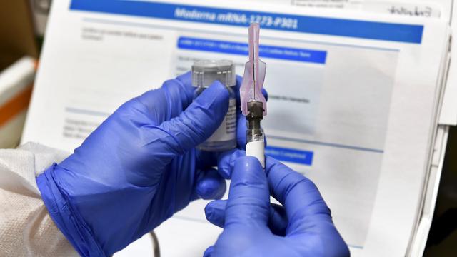 Un vaccin de Moderna prêt à être injecté à l'un des 30'000 volontaires de l'étude de phase 3 [Keystone/AP - Hans Pennink]